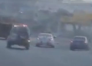 “فيديو” مطاردة بين دوريات الشرطة ومفحط بالرياض تعرض حياة المارة للخطر
