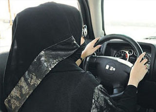 حملة للمطالبة برفع الحظر عن قيادة السعوديات للسيارات #قيادة_26اكتوبر عبر تويتر