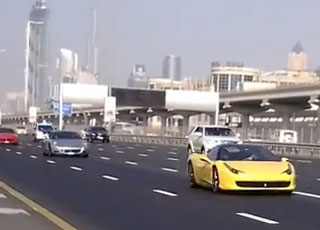 “فيديو”: أكثر من 500 سيارة فارهة وكلاسيكية في موكب مدينة دبي الاستعراضي