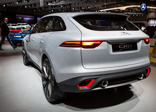 "بالصور" من داخل جناح جاكوار ولاند روفر 2014 وعرض سيارتهم الجديدة Jaguar Land Rove 5