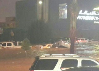 "بالصور" غرق السيارات في مدينة الرياض بسبب هطول الامطار الغزيرة الان 3