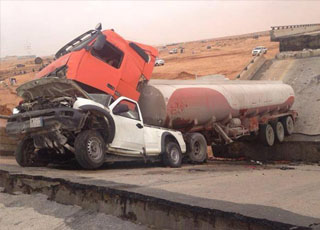 “بالصور والفيديو” انهيار جسر بمدينة الرياض وسقوط سيارتين فيه أثناء هطول الامطار