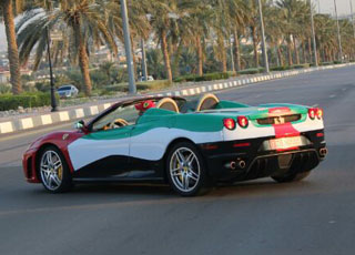 “بالصور” مواطن اماراتي يزين سيارته الفيراري بعلم الامارات كاملة بمناسبة روح الاتحاد 42