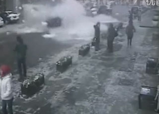 “فيديو” كتلة جليدية تحطم سيارة “رنج روفر” بشكل مفاجىء في الصين