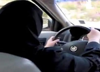 توقيف ناشطتين سعوديتين تقودان سيارة بمدينة الرياض ظهر اليوم! 4