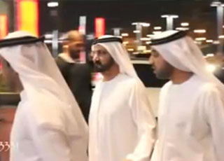 "فيديو" شاهد موكب حاكم دبي الشيخ محمد بن راشد انثاء ذهابه الى دبي مول بسيارته المرسيدس 4