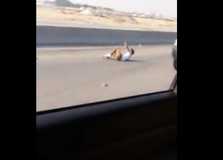 "فيديو" سعودي يقود سيارته بسرعة جنونية ويقفز منها بعد اشتعالها 1