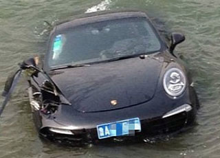 “صور” حادث مأساوي لسيارة “بورش 911” يجعلها تغرق في الصين