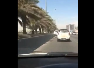 “فيديو” استعراض سائق يسير بسيارته على حاجز رصيفي تنتهي بحادثة مروعة
