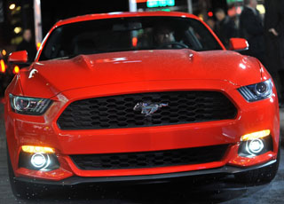 الموقع الرسمي لفورد يقول ان موستنج سيبدأ بيعها في أواخر العام المقبل Mustang 2015 1