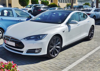 "بالصور" مشاهدة سيارة تسلا اس الكهربائي الجديدة في مدينة ابوظبي Tesla S 1
