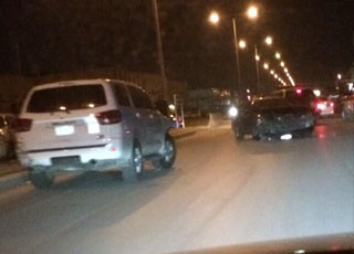 “بالصور” الهيئة تطارد سيارة لكزس وتصطدم بها في شارع الفروسية بحي السلي