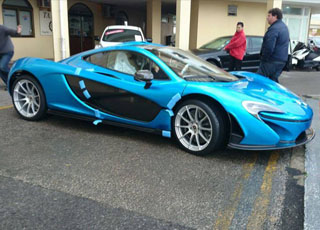 "بالصور" ماكلارين P1 باللون الازرق الجديد يتم تسليمها لأحد التجار في جبل طارق McLaren P1 1