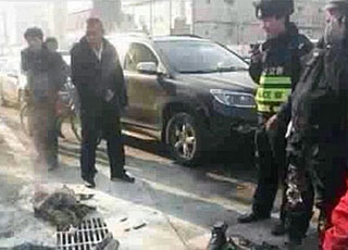 “صورة” سائق يشعل النار في نفسه حتى الموت احتجاجاً على مخالفة سير!