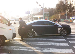 “بالصور” حادث سوناتا 2015 الجديدة كلياً في كوريا الجنوبية اثناء اختبارها في مدينة سيول