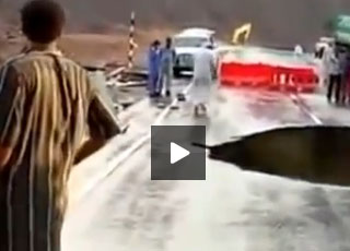"فيديو" نجاة مواطن اماراتي من انهيار جسر للسيارات في اللحظة الأخيرة 1
