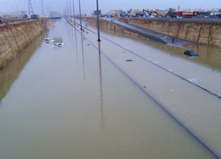 "بالصور" غرق السيارات في مدينة الرياض واغلاق أغلب المخارج والشوارع 1