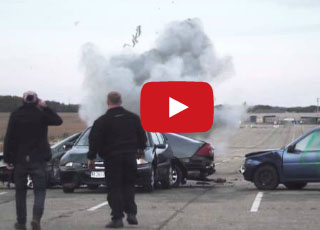 “فيديو” شاهد بالتصوير البطئ كيف تتناثر أجزاء السيارة وقت الحادث