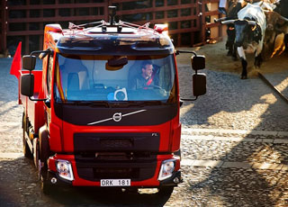 فولفو تطلق الثيران الهائجة على شاحنتها الجديدة FL في اعلان تلفزيوني Volvo Truck 12