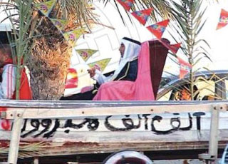 "صورة" شاب سعودي يتزوج ويزف نفسه داخل قارب صيد بدلاً من سيارة فاخرة 3
