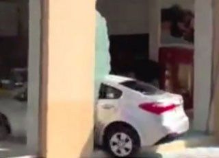 “بالفيديو” سائق ثمل يصطدم بواجهة معرض فيراري في قطر ثم يهرب