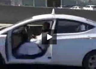 "فيديو" سائق ليموزين في الرياض يقود سيارته بدون الباب بعد سرقتها 1