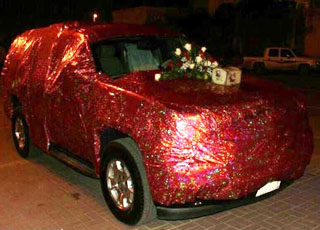 "بالصور" معلمة تهدي زوجها سيارة تاهو الجديدة احتفالاً بذكرى زواجهما 1