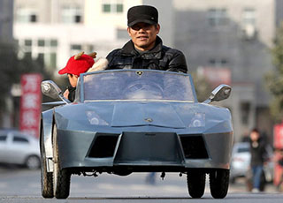 "بالصور" مزارع صيني يصنع سيارة لامبورجيني صغيرة تجذب وسائل الاعلام العالمية 1