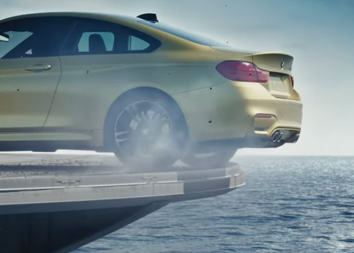 “فيديو” يحبس الانفاس من بي ام دبليو لسيارتها BMW M4 على حاملة طائرات