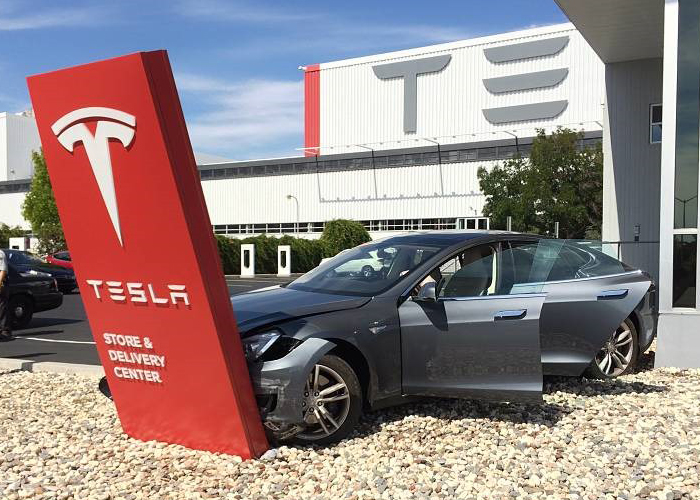 "صورة" صاحب تسلا سيارة Tesla يصطدم بها في الوكالة اثناء اتمامه اجراءات الشراء! 6