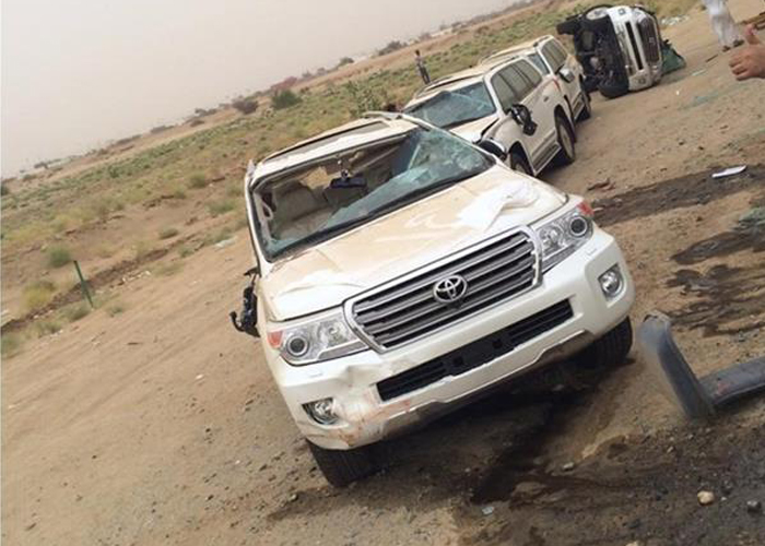 “بالصور” سقوط 8 سيارات لاندكروزر 2015 على الطريق إثر انقلاب شاحنة تحملها