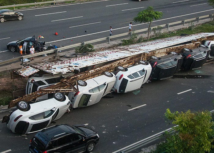 “بالصور” انقلاب شاحنة نقل سيارات يدمر 11 سيارة جديدة في الصين