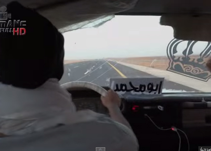“بالفيديو” سعودي يقود سيارته على عجلتين بسرعة تزيد على 190 كم/ساعة والمواقع العالمية تتناقله
