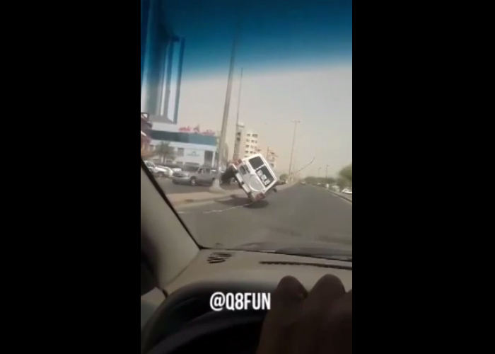 “بالفيديو” متهور كويتي يسير مسافة طويلة على اطارين فقط امام مجمع الكوت