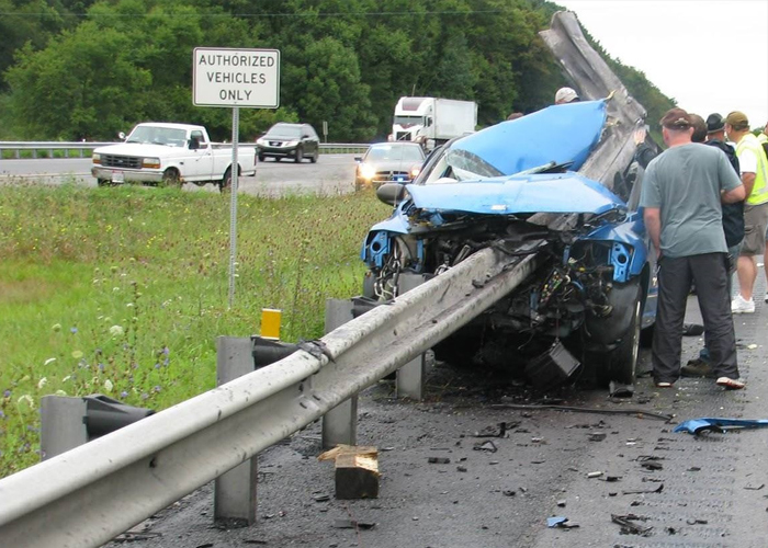 “بالصور” حادث مروع لسيارة دودج الامريكية يجعل حاجز حديدي يخترق السيارة بالكامل