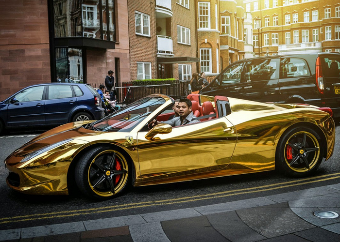 “بالصور” فيراري 458 ايطاليا “عراقية” باللون ذهبية تخطف أنظار المارة في شوارع لندن