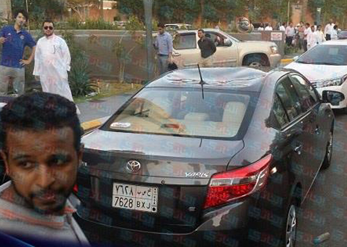 “بالصور” مشجع اتحادي يخسر سيارته بسبب تذاكر دوري عبداللطيف الجميل