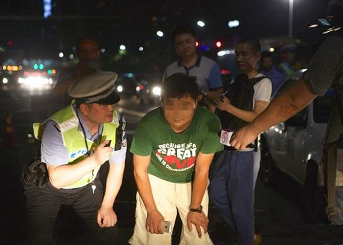 "بالصور" شاهد العين بالعين مبدأ الشرطة الصينية لمعاقبة من يزعج الآخرين بأضواء سيارته! 4