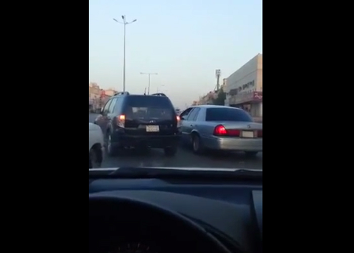 “فيديو” سيارة ساهر تخالف النظام وتتجاوز الإشارة الحمراء بمدينة الرياض