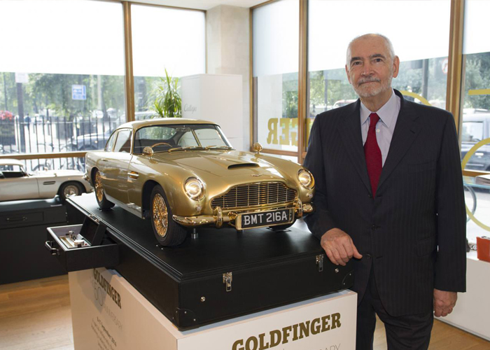 “بالصور” مجسم مطلي بالذهب لسيارة استون مارتن دي بي 5 للبيع بسعر يقارب 400 الف ريال سعودي