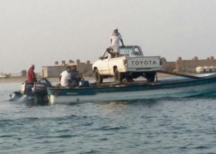 “بالصور” شاهد سعودي يربط قاربين لنقل سيارته الوانيت لجزيرة أخرى!