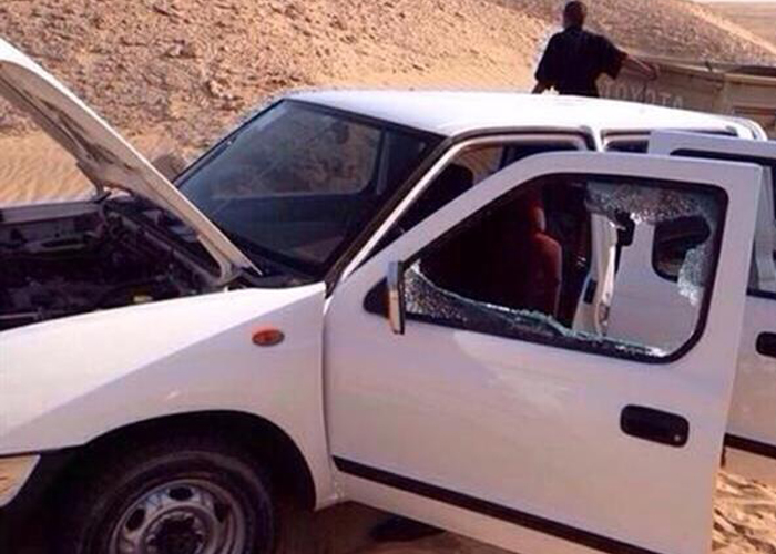 "بالصور" العثور على ثلاثة مفقودين علقت سيارتهم في الرمال منذ يومين 3