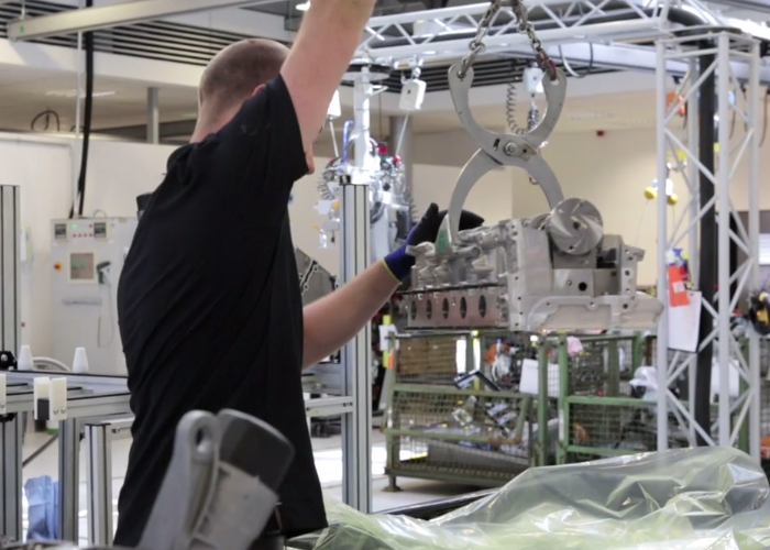 "فيديو" شاهد عملية صنع محرك سيارة مرسيدس ايه ام جي 12 سلندر Mercedes AMG 3