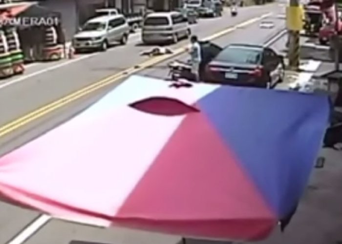 “بالفيديو” حادث قاتل بسبب فتح باب السيارة بطريقة خاطئة إنتبه وخذ الحذر
