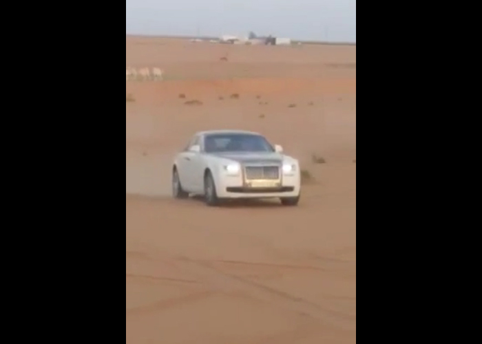 “فيديو” شاهد تطعيس وتفحيط سعودي بسيارة رولز رويس الجديدة في الطعوس الرياض