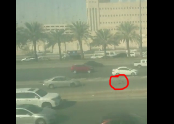 “بالفيديو” سيارة تدهس رجل أمن بمدينة الرياض و”المرور” ينفي تعمد قائدها