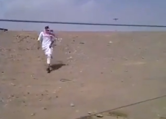 “فيديو” شباب يسقطون كاميرة ساهر على احد الطرق السريعة في السعودية