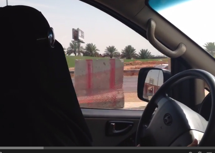 "بالفيديو" الناشطة السعودية العييري تقود سيارتها بالرياض وتطالب بالحصول على رخصة رسمية 3