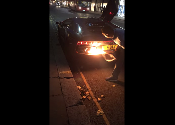 “فيديو” اشتعال النيران في سيارة لامبورجيني افنتادور بسبب السائق