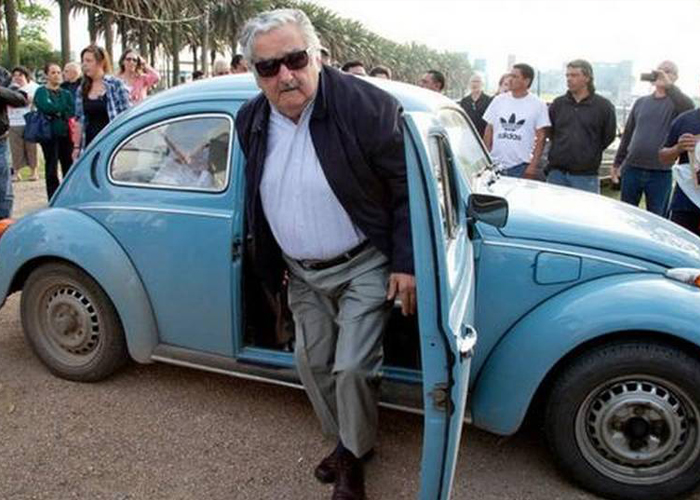 “فيديو” رجل اعمال عربي يعرض مليون دولار مقابل شراء سيارة أفقر رئيس في العالم